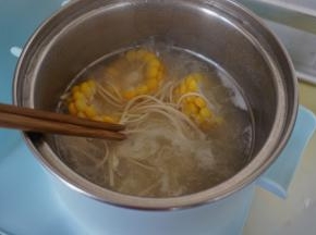 放入面条，搅拌开，煮2-3分钟，不同面条煮的时间不同