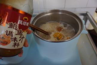 倒入油、鲍鱼汁和盐，你也可以换成你喜欢的调味品