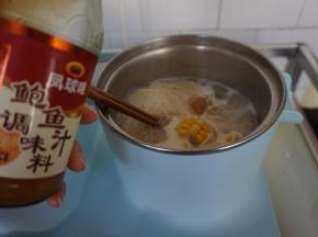 倒入油、鲍鱼汁和盐，你也可以换成你喜欢的调味品