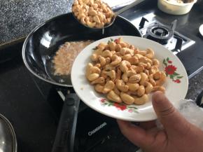 等所有的腰果都成金黄色以后捞出，控干油，倒入碗中就可以了！