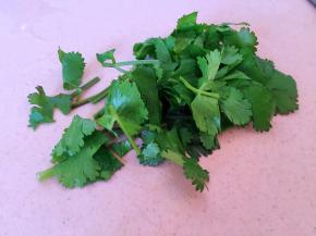 香菜切段备用