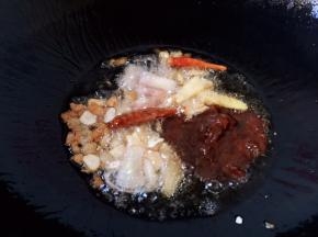 放入黄豆酱