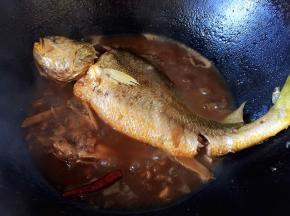 黄花鱼炖煮半小时后，收浓汤汁