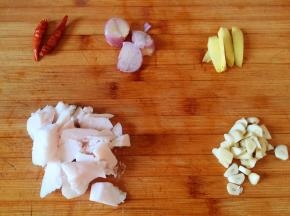 毛葱、生姜、大蒜都切片，猪板油切碎