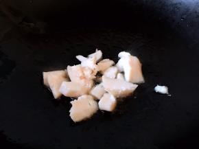 油锅烧热，放入猪板油煸出油