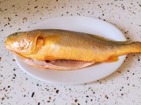 黄花鱼去鳞去内脏洗净