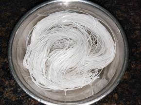 红薯粉丝提前或隔夜泡软。
这里是3人份量，食谱是单人的份量。