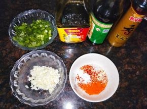 基本的配料。辣椒油制作配料：粗辣椒面2勺、辣椒粉1勺、盐、糖、鸡精、味精适量，食用油是配料的3倍左右