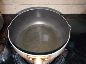 准备一个干净无水的锅，倒入适量的食用油，可以是无味的油，小火加热稍微冒烟