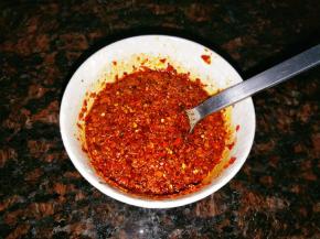 分三次倒入辣椒面中，边搅拌，搅拌均匀后再加下一次，切勿一次性倒入