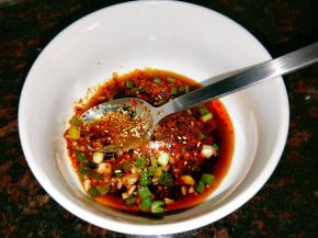 准备一个大碗，这是单人的分量。1勺蒜蓉，1勺香葱，1勺辣椒油不够辣再加1勺，2勺陈醋，2勺生抽，盐，鸡精，味精，糖适量，少许香油