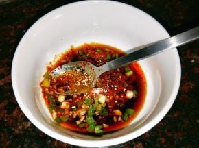 准备一个大碗，这是单人的分量。1勺蒜蓉，1勺香葱，1勺辣椒油不够辣再加1勺，2勺陈醋，2勺生抽，盐，鸡精，味精，糖适量，少许香油