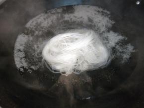 锅里放入适量的清水，烧开后放入薯粉，煮至透明即可捞出