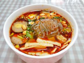 放入调好味的大碗中，倒入煮粉丝的汤水，加上配料香菜即可，一碗酸辣开胃的美食来啦