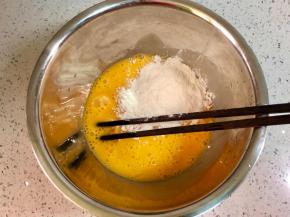 倒入一大勺面粉。