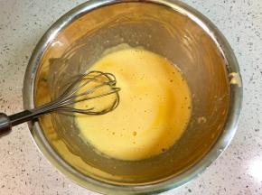 用蛋抽搅拌至无面粉颗粒。