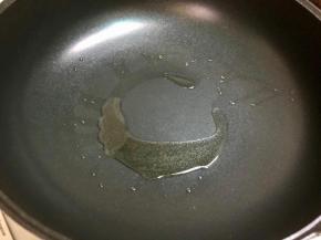 不粘锅烧热，下底油。