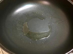 不粘锅烧热，下底油。