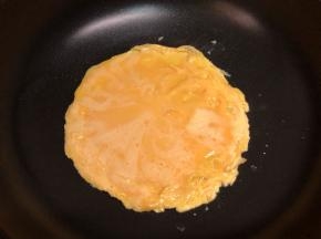 倒入鸡蛋糊，全程小火。（倒圆一些更好看）