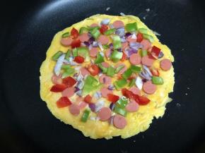 再撒上青椒丁、洋葱丁和红椒丁。