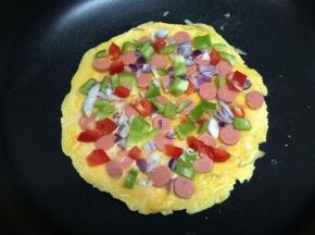 再撒上青椒丁、洋葱丁和红椒丁。