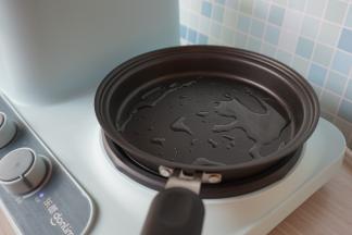 东菱早餐机的煎锅加入油，调到中大火烧热