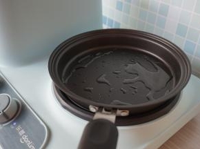 东菱早餐机的煎锅加入油，调到中大火烧热