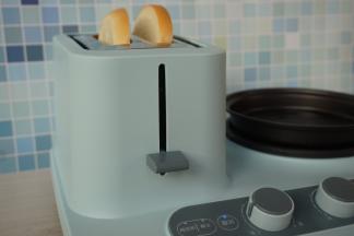 早餐机配有一台多士炉，所以可以同步进行烤一下吐司片，这样吐司片香脆一点，把吐司片放入槽口，调到你喜欢的烤色