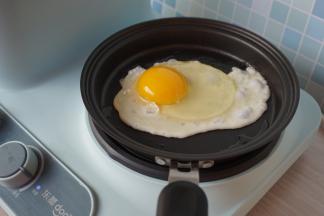 煎锅加热后，磕入一个鸡蛋