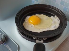 煎锅加热后，磕入一个鸡蛋