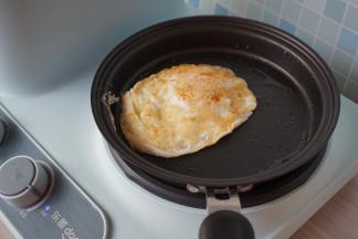 一边定型后，翻面再煎，这时候吐司片也烤好了，取出来放在盘子上