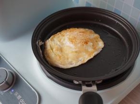 一边定型后，翻面再煎，这时候吐司片也烤好了，取出来放在盘子上