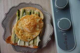 吐司片上抹上一层沙拉酱，放上黄瓜片，再抹一层沙拉酱，然后放上煎好的鸡蛋