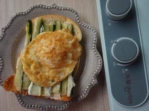 吐司片上抹上一层沙拉酱，放上黄瓜片，再抹一层沙拉酱，然后放上煎好的鸡蛋