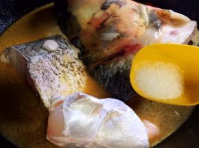 放盐，大火烧开转中火炖煮