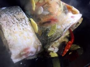 放入葱姜辣椒，八角桂皮香叶爆香