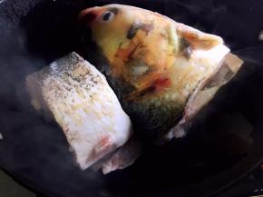 锅中放油烧热，放入鱼肉煎一下（可以煎两面，也可以煎一面）