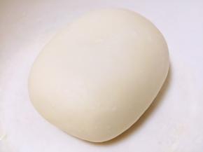 面粉和水混合揉成面团（开始会很粗糙，过几分钟再揉一下就会光滑），醒面