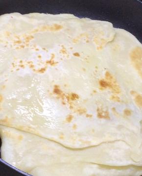 炖鱼时烙饼，醒后的面团擀薄，抹油，卷起后擀成饼状，用平底锅或者电饼铛烙熟备用