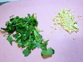 香菜切段，大蒜切末