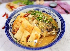 将鱼头盛出，将饼泡入鱼汤中，味道真的很鲜美哦！