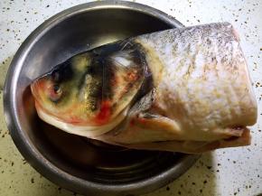 鱼头去鳃去鳞去内脏，洗净