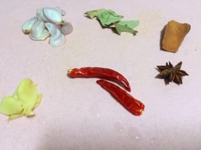 准备配料，毛葱和生姜切片