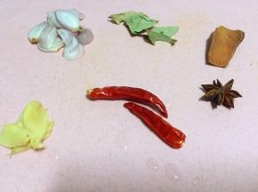 准备配料，毛葱和生姜切片