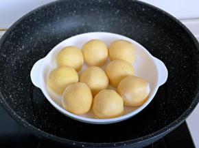 首先将粘豆包隔水蒸5分钟。(不需要蒸太久，因为粘豆包本来是熟的)