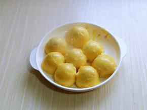 蒸好的粘豆包晾凉，比较粘，用小勺沾点水将粘豆包分成一个一个的。