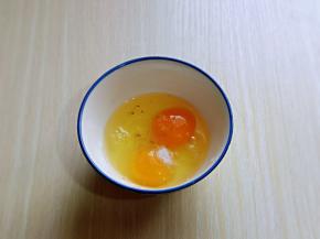 准备好蛋液，加入盐，十三香，打散。