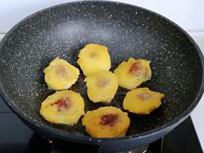 待底部煎至硬后，翻面。