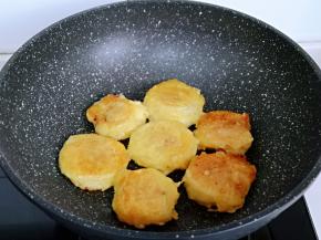 两面煎至金黄即可。