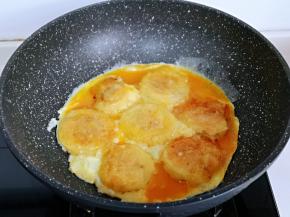 这时倒入打散的蛋液，全程小火呦～